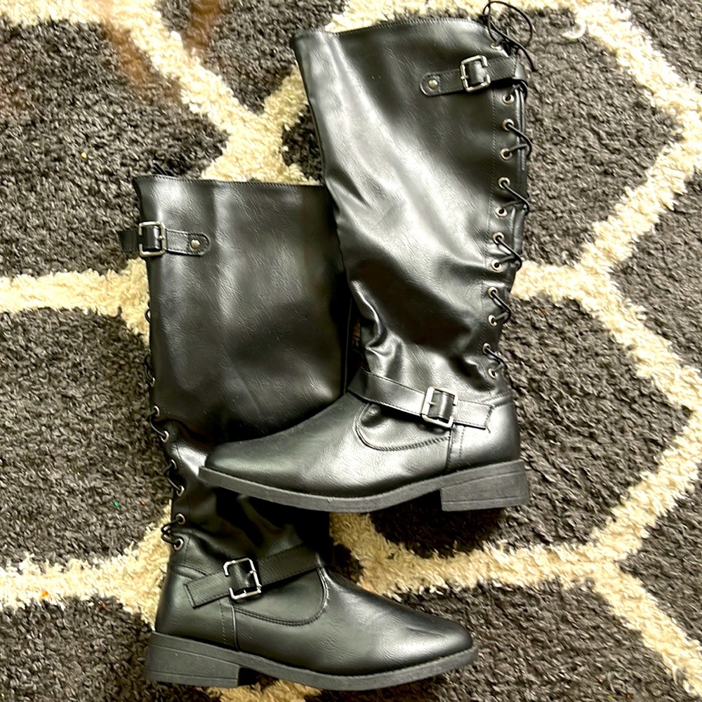 Cute black lace up, zip up boots.
